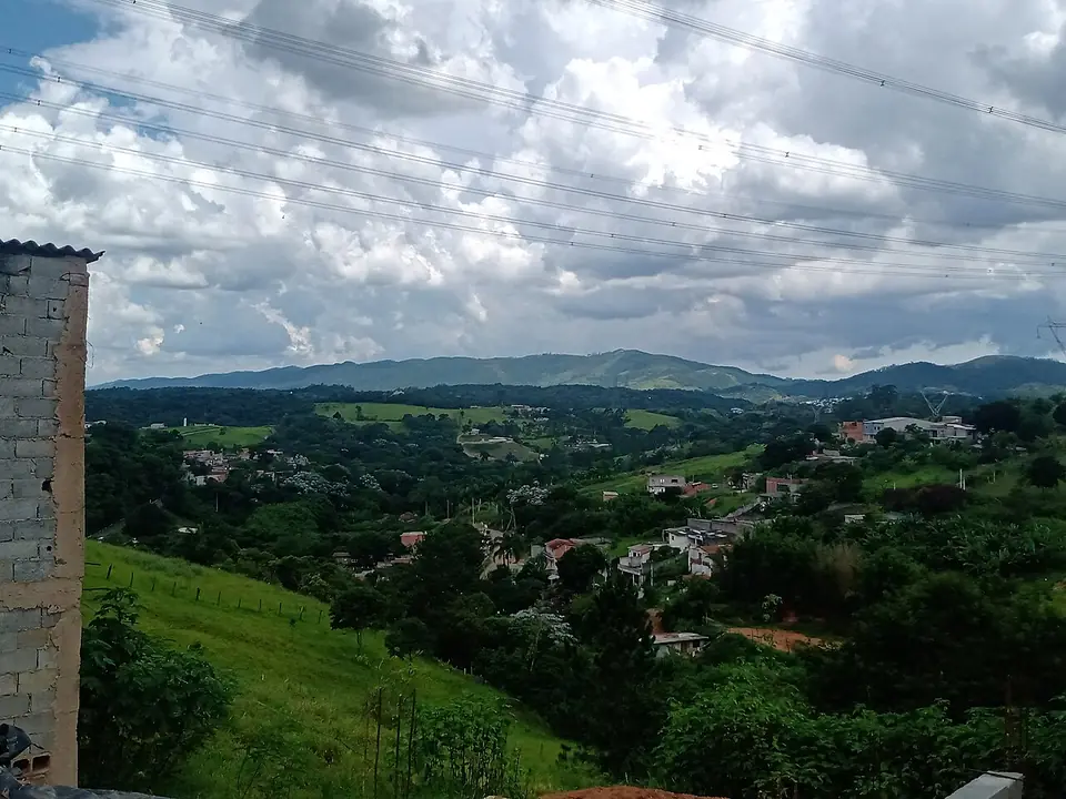 Serra do Itapeti e o Pico do Urubu vistos de Itaquaquecetuba, com a cidade em primeiro plano