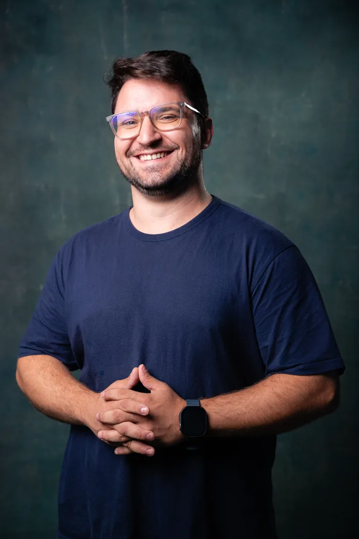 Gabriel Vassalo, gestor de tráfego pago da Agência Plano Mestre, analisando resultados de campanha